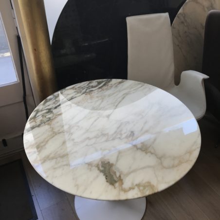 Z Table Saarinen marbre de Calacatta édition Knoll International (91cm)