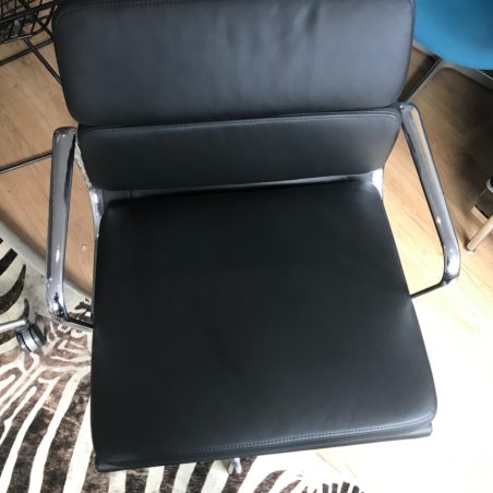 Z Stock important de fauteuils Eames EA 208 cuir noir édition Vitra