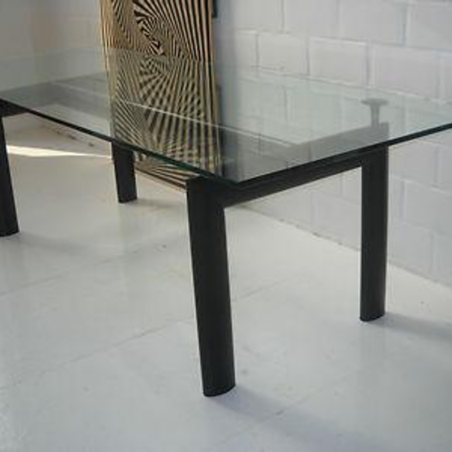 Z Plusieurs tables lc6 design Le Corbusier Perriand Jeanneret, éditions Cassina