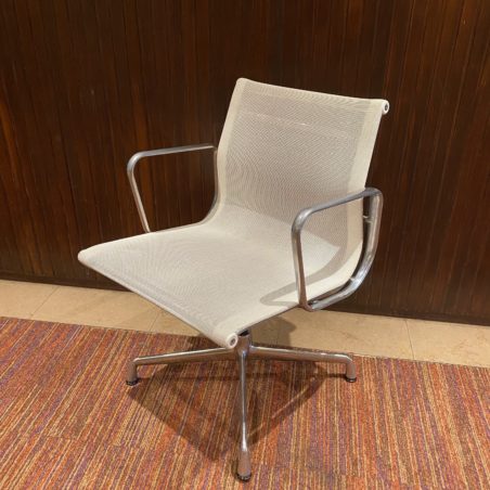 Stock important de fauteuils Eames EA108 Vitra