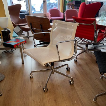 Plusieurs fauteuils EA108  Charles Eames édition Vitra impeccables