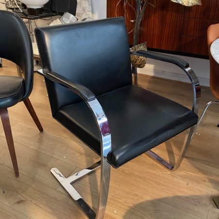 plusieurs fauteuils Brno design Mies Van der Rohe, édition Knoll Studio signés