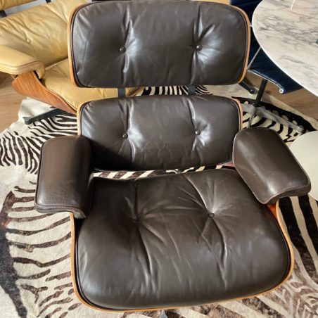 Lounge Chair brun foncé,Charles & Ray Eames édition mobilier international circa 1975.