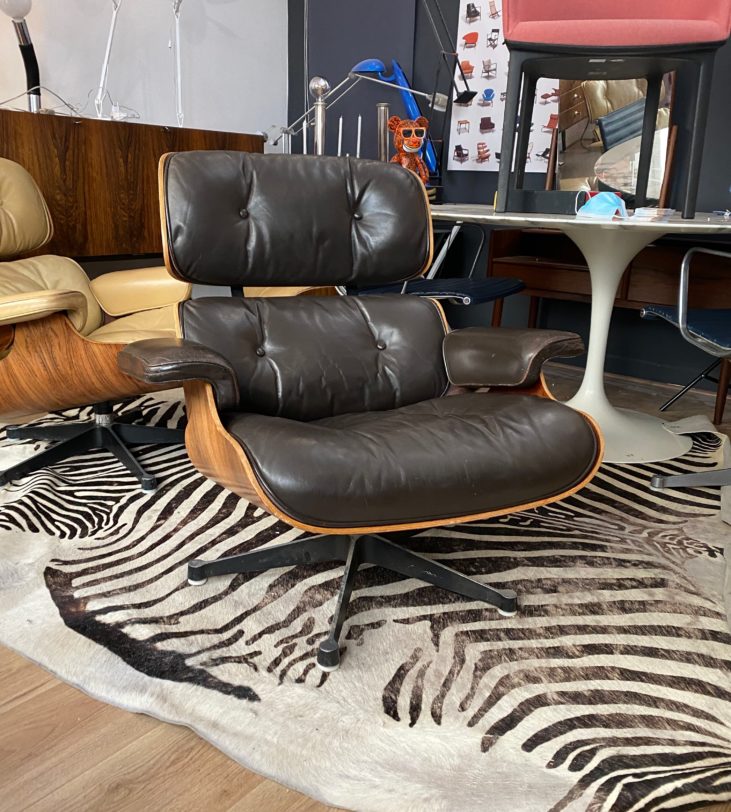 Lounge Chair brun foncé,Charles & Ray Eames édition mobilier international circa 1975.