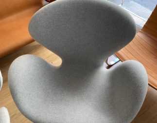 Superbe fauteuil Swan tissus gris clairs chinés.