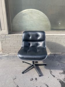 fauteuil-Pollock-cuir-noir